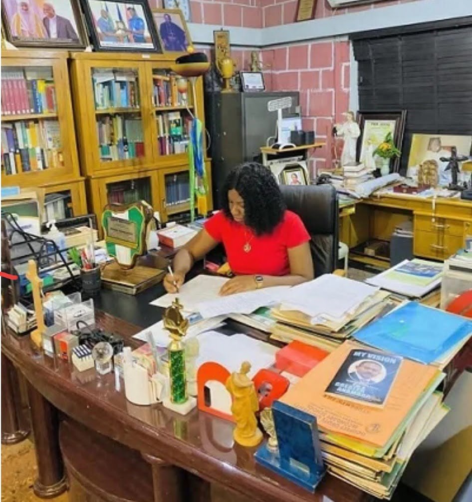Lady Emerges Vice-Chancellor for a day After Graduating with 5.0 CGPA